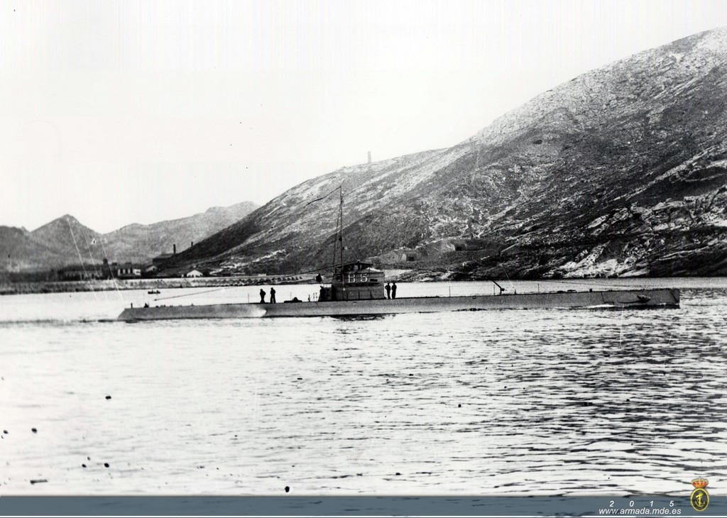 El B-5 saliendo de Cartagena, por su aleta de babor el muelle de la Curra. Año 1925.